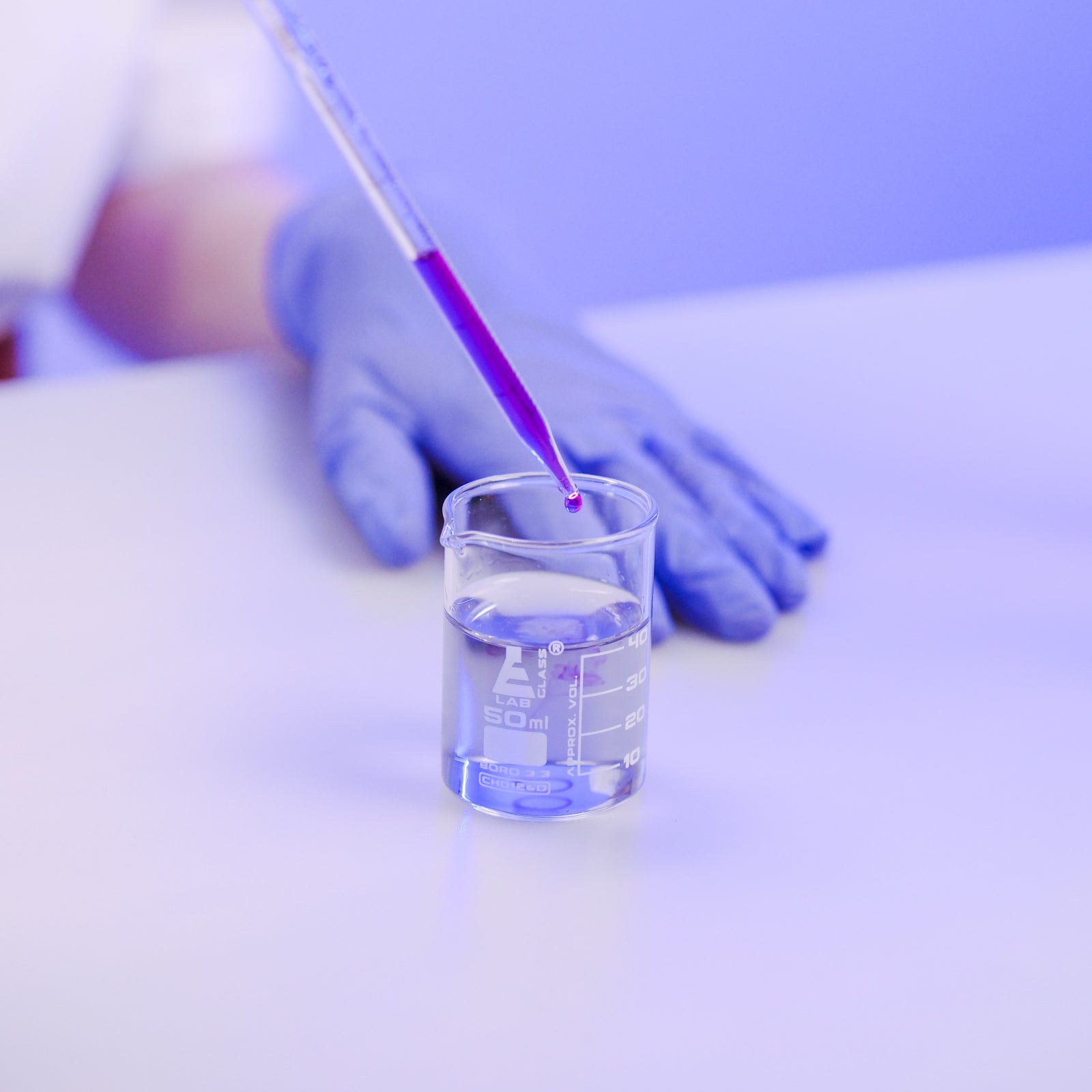 Cleaning with ammonia dangers white roses and hand