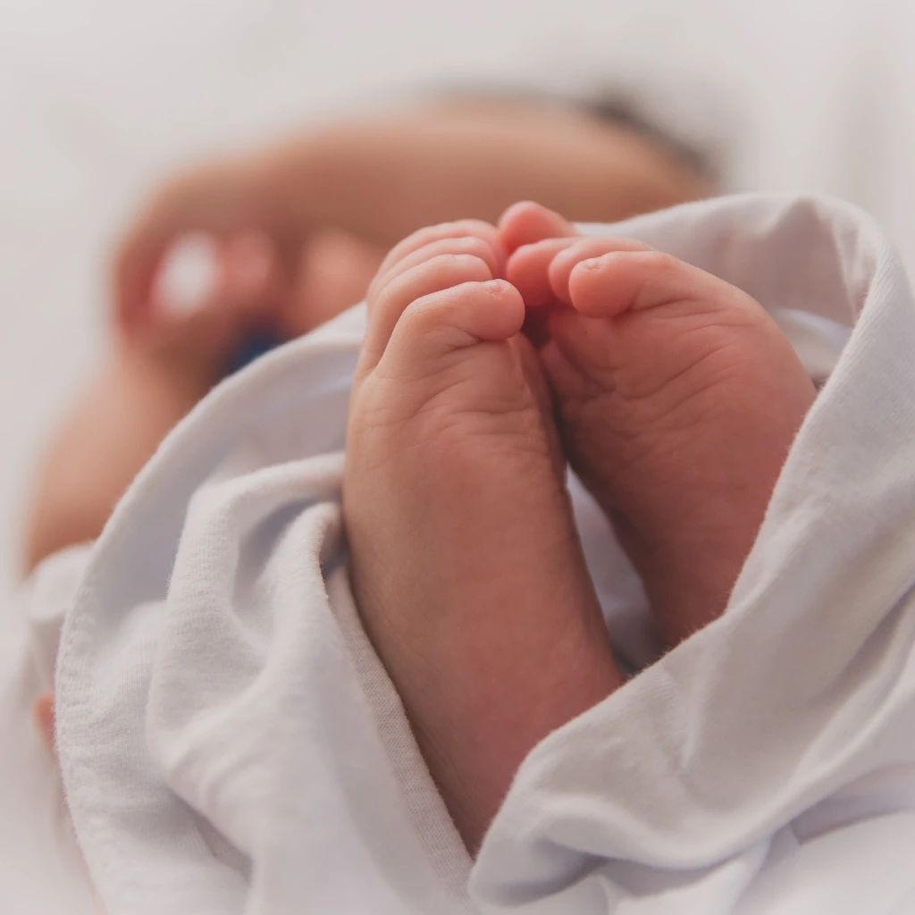 newborn baby feet - toxic chemicals in cleaning products
